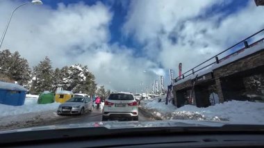 Palau De Cerdagne, Fransa; 24 Ocak 2026: Pirenes dağlarındaki bir köyden geçen karlı bir yoldan çekilen görüntüler