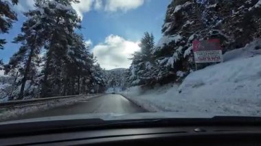 Palau De Cerdagne, Fransa; 24 Ocak 2026: Pirenes dağlarındaki bir köyden geçen karlı bir yoldan çekilen görüntüler