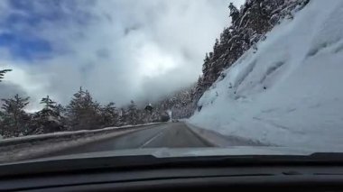 Palau De Cerdagne, Fransa; 24 Ocak 2026: Pirenes dağlarındaki bir köyden geçen karlı bir yoldan çekilen görüntüler