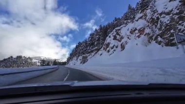 Palau De Cerdagne, Fransa; 24 Ocak 2026: Pirenes dağlarındaki bir köyden geçen karlı bir yoldan çekilen görüntüler
