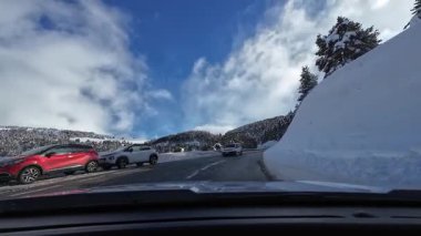 Palau De Cerdagne, Fransa; 24 Ocak 2026: Pirenes dağlarındaki bir köyden geçen karlı bir yoldan çekilen görüntüler