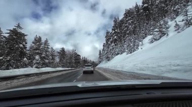 Palau De Cerdagne, Fransa; 24 Ocak 2026: Pirenes dağlarındaki bir köyden geçen karlı bir yoldan çekilen görüntüler