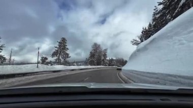 Palau De Cerdagne, Fransa; 24 Ocak 2026: Pirenes dağlarındaki bir köyden geçen karlı bir yoldan çekilen görüntüler