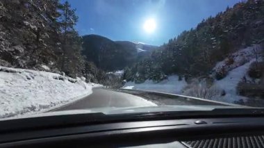 Palau De Cerdagne, Fransa; 24 Ocak 2026: Pirenes dağlarındaki bir köyden geçen karlı bir yoldan çekilen görüntüler