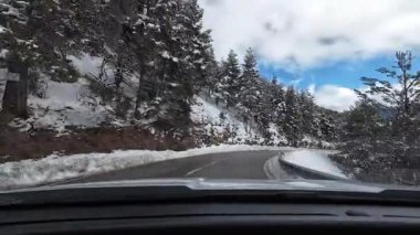 Palau De Cerdagne, Fransa; 24 Ocak 2026: Pirenes dağlarındaki bir köyden geçen karlı bir yoldan çekilen görüntüler