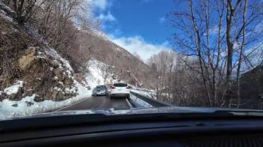Palau De Cerdagne, Fransa; 24 Ocak 2026: Pirenes dağlarındaki bir köyden geçen karlı bir yoldan çekilen görüntüler