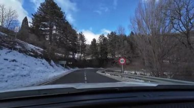 Palau De Cerdagne, Fransa; 24 Ocak 2026: Pirenes dağlarındaki bir köyden geçen karlı bir yoldan çekilen görüntüler
