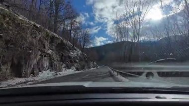 Palau De Cerdagne, Fransa; 24 Ocak 2026: Pirenes dağlarındaki bir köyden geçen karlı bir yoldan çekilen görüntüler