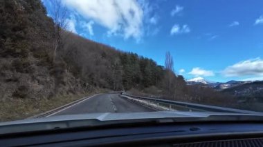 Palau De Cerdagne, Fransa; 24 Ocak 2026: Pirenes dağlarındaki bir köyden geçen karlı bir yoldan çekilen görüntüler