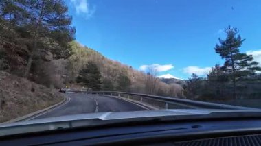 Palau De Cerdagne, Fransa; 24 Ocak 2026: Pirenes dağlarındaki bir köyden geçen karlı bir yoldan çekilen görüntüler