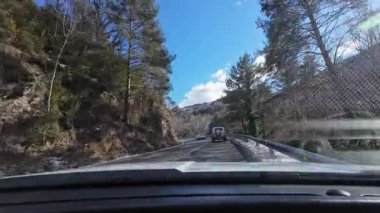 Palau De Cerdagne, Fransa; 24 Ocak 2026: Pirenes dağlarındaki bir köyden geçen karlı bir yoldan çekilen görüntüler