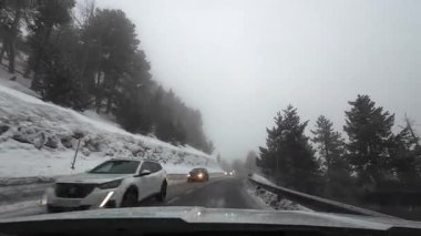 Palau De Cerdagne, Fransa; 24 Ocak 2026: Pirenes dağlarındaki bir köyden geçen karlı bir yoldan çekilen görüntüler