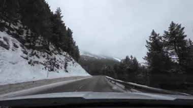 Palau De Cerdagne, Fransa; 24 Ocak 2026: Pirenes dağlarındaki bir köyden geçen karlı bir yoldan çekilen görüntüler