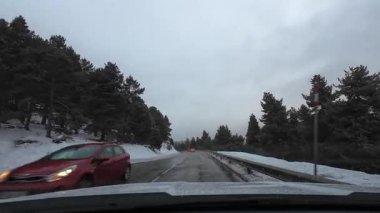 Palau De Cerdagne, Fransa; 24 Ocak 2026: Pirenes dağlarındaki bir köyden geçen karlı bir yoldan çekilen görüntüler