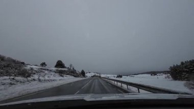 Palau De Cerdagne, Fransa; 24 Ocak 2026: Pirenes dağlarındaki bir köyden geçen karlı bir yoldan çekilen görüntüler