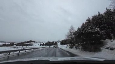 Palau De Cerdagne, Fransa; 24 Ocak 2026: Pirenes dağlarındaki bir köyden geçen karlı bir yoldan çekilen görüntüler