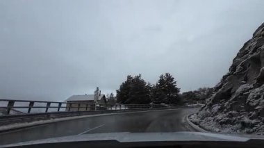 Palau De Cerdagne, Fransa; 24 Ocak 2026: Pirenes dağlarındaki bir köyden geçen karlı bir yoldan çekilen görüntüler