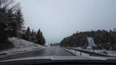 Palau De Cerdagne, Fransa; 24 Ocak 2026: Pirenes dağlarındaki bir köyden geçen karlı bir yoldan çekilen görüntüler