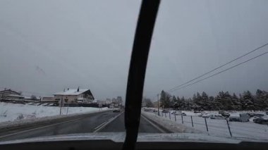 Palau De Cerdagne, Fransa; 24 Ocak 2026: Pirenes dağlarındaki bir köyden geçen karlı bir yoldan çekilen görüntüler