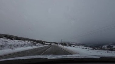 Palau De Cerdagne, Fransa; 24 Ocak 2026: Pirenes dağlarındaki bir köyden geçen karlı bir yoldan çekilen görüntüler