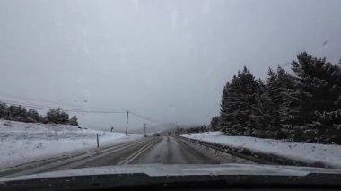 Palau De Cerdagne, Fransa; 24 Ocak 2026: Pirenes dağlarındaki bir köyden geçen karlı bir yoldan çekilen görüntüler