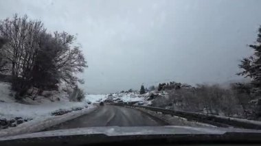 Palau De Cerdagne, Fransa; 24 Ocak 2026: Pirenes dağlarındaki bir köyden geçen karlı bir yoldan çekilen görüntüler
