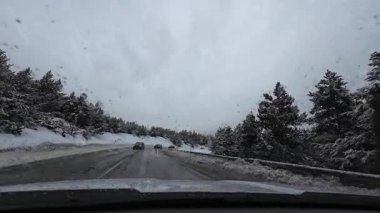 Palau De Cerdagne, Fransa; 24 Ocak 2026: Pirenes dağlarındaki bir köyden geçen karlı bir yoldan çekilen görüntüler