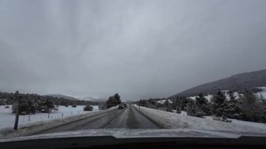 Palau De Cerdagne, Fransa; 24 Ocak 2026: Pirenes dağlarındaki bir köyden geçen karlı bir yoldan çekilen görüntüler