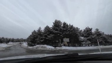 Palau De Cerdagne, Fransa; 24 Ocak 2026: Pirenes dağlarındaki bir köyden geçen karlı bir yoldan çekilen görüntüler