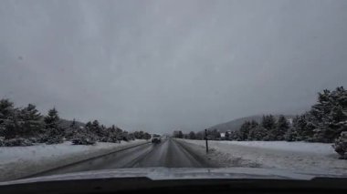 Palau De Cerdagne, Fransa; 24 Ocak 2026: Pirenes dağlarındaki bir köyden geçen karlı bir yoldan çekilen görüntüler