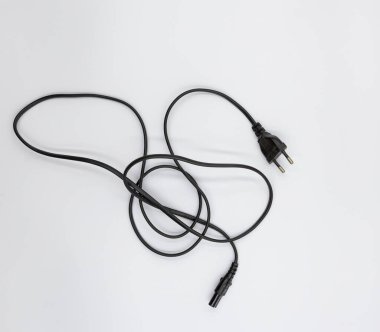 Siyah güç kablosu ve konnektör beyaz arka planda karmaşık kablolar gösteriyor