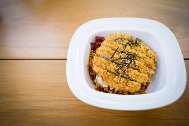 Kore usulü sıcak ve baharatlı erişte ve ahşap masada kızarmış tavuk..