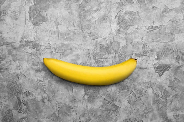 Banane Unique Sur Fond Texture Béton Gris — Photo