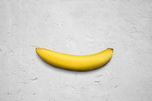 Singola Banana Sfondo Texture Cemento Bianco — Foto Stock