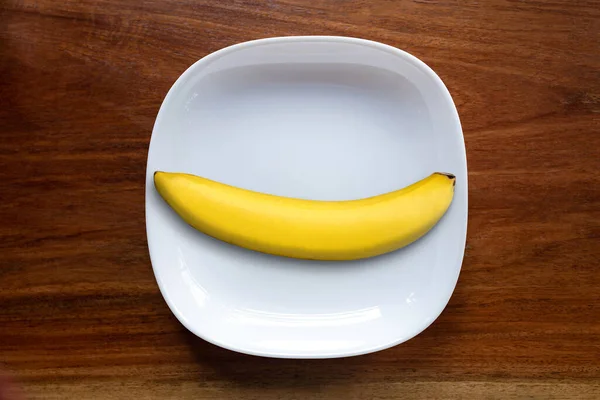 Banane Unique Sur Assiettes Céramique Blanche Sur Table Bois — Photo