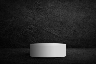 Siyah duvar dokusu üzerine beyaz yuvarlak kaidesel podyum kaba arka plan koyu taş duvar veya siyah arkaplan grunge.