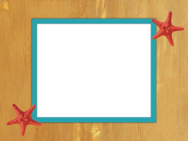 Ahşap zemin üzerinde deniz yıldızı olan turkuaz çerçeve.