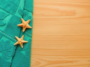 Spa arka plan kopya alanı ile ahşap yüzeyde turkuaz bir havlu ile.