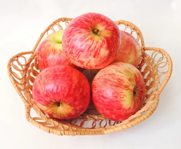 Ogrodowe świeże czerwone jabłka — Zdjęcie stockowe