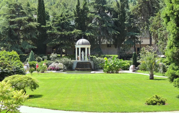 Seaside Aivazovsky Park in de Krim, Partenit. — Stockfoto