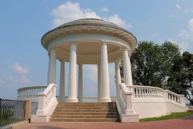 Rusya'da Alexander Park şehir Kirov beyaz rotunda.