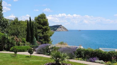 Kırım'da Partenit'te denize bakan Seaside Park adı Aivazovsky.