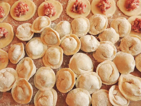 Cozinhar bolinhos de carne caseiros . — Fotografia de Stock