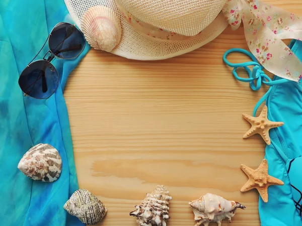 Summer sea composition on wooden background flat lay style. — Stock Photo, Image