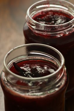 iki kavanoz Erik reçeli