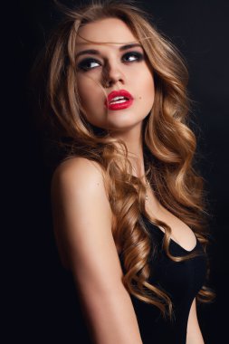 Kırmızı dudaklar ile güzel moda kadın