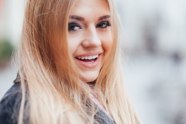 Müşteri kadın eğlenmek dışında caddede gülüyor