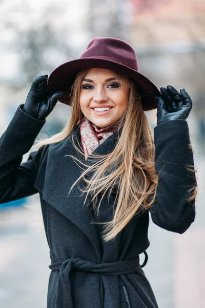 Shopper woman having fun laughing outside in street — Stock Photo, Image