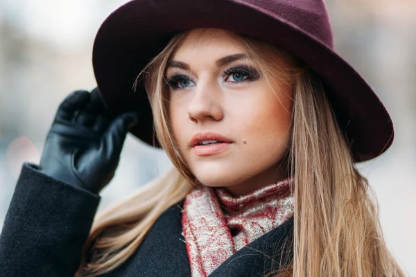 Müşteri kadın eğlenmek dışında caddede gülüyor