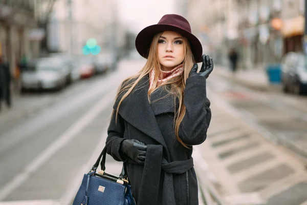 도시의 거리에 모자에 젊은 아름 다운 여자 — 스톡 사진